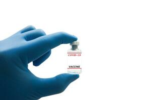 creazione e sviluppo di il coronavirus vaccino nel il bottiglia medico indossa blu guanti su un' bianca sfondo. vaccino concetto nel il combattimento contro corona virus foto