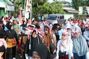 kuaro kalimantan timor, Indonesia 17 agosto 2023. celebrare il 78 ° indonesiano indipendenza giorno con il abitanti del villaggio fare salutare passeggiate foto