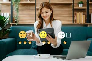 cliente servizio valutazione concetto. donna d'affari urgente viso Sorridi emoticon mostrare su virtuale schermo a tavoletta e smartphone nel ufficio foto