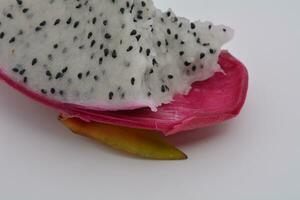 Drago frutta, un' frutta con molti semi, su un' bianca sfondo foto