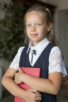 primario scuola ragazza, nel scuola uniforme foto