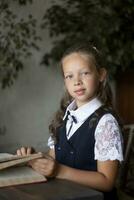 primario scuola ragazza, nel scuola uniforme foto