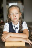 primario scuola ragazza, nel scuola uniforme foto