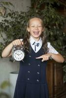 primario scuola ragazza, nel scuola uniforme foto