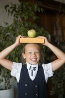 primario scuola ragazza, nel scuola uniforme foto