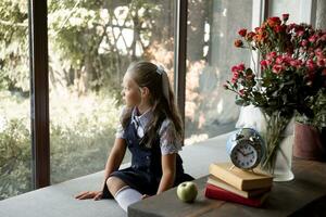 primario scuola ragazza, nel scuola uniforme foto