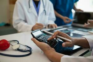 medico squadra incontro con chirurgico chirurgo nel bianca cappotti e chirurgico squadra discutere paziente condizione documentare riuscito medico Salute trattamento. concetto di Lavorando con medico squadra foto