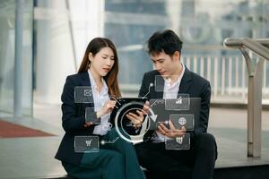 uomo d'affari e donna andando nel città centro nel inteligente casuale attività commerciale stile, parlando, Lavorando insieme, elegante libero professionista le persone, Tenere caffè e computer portatile, tablet e smartphone discutere con vr icona foto