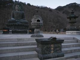 grande statua del buddha al parco nazionale di seoraksan. Corea del Sud foto