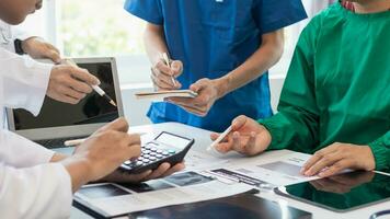 medico squadra incontro con chirurgico chirurgo nel bianca cappotti e chirurgico squadra discutere paziente condizione documentare riuscito medico Salute trattamento. concetto di Lavorando con medico squadra foto