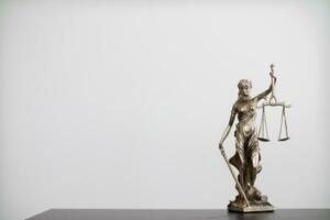 statua di Dio themis signora giustizia è Usato come simbolo di giustizia entro legge azienda per dimostrare veridicità di fatti e energia per giudice senza pregiudizio. themis signora giustizia è di giustizia. foto