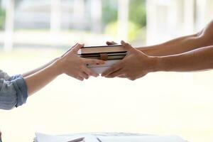 giovane donna Tenere legge libro nel sua mano per revisione e capire legge prima assunzione esame per diventare avvocato. concetto di lettura libri per capire e imparare legge prima assunzione esame per diventare avvocato. foto