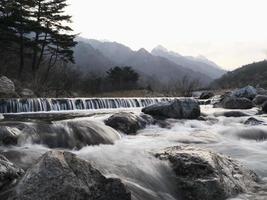 fiume di montagna con cascata foto