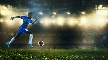 calcio giocatore nel blu uniforme sprint veloce con il palla a il stadio foto