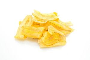 chips di banana su sfondo bianco