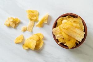 chips di banana - banana affettata fritta o al forno foto
