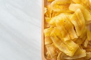 chips di banana - banana affettata fritta o al forno foto