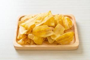 chips di banana - banana affettata fritta o al forno foto