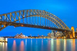 vista notturna di sydney con il ponte del porto di sydney foto