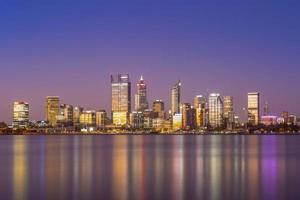 skyline di perth di notte in australia occidentale foto