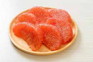 frutta fresca del pomelo rosso o pompelmo sulla piastra