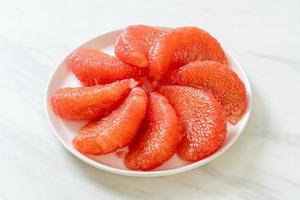 frutta fresca del pomelo rosso o pompelmo sulla piastra