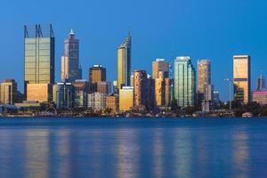 skyline di perth dal fiume swan nell'australia occidentale foto