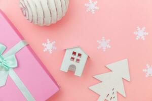 semplicemente minimo composizione inverno oggetti ornamento slitta abete albero palla regalo scatola isolato su rosa pastello di moda sfondo foto