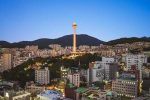 vista notturna di busan in corea del sud foto