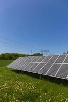 centrale solare sul prato fiorito d'estate foto