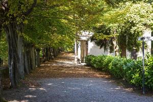 Sentiero intorno alle cappelle del santuario del sacro monte di orta del piemonte, nord italia foto