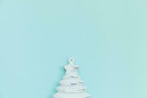 semplicemente minimo composizione inverno oggetti ornamento abete albero isolato su blu pastello di moda sfondo foto
