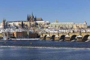 nevosa praga piccola città con il castello di praga, repubblica ceca foto