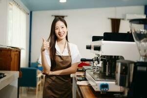 avviare riuscito piccolo attività commerciale proprietario pmi donna In piedi con tavoletta nel bar. donna barista bar proprietario. foto