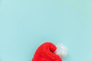 semplicemente minimo design Natale Santa Claus cappello isolato su blu pastello colorato di moda sfondo foto