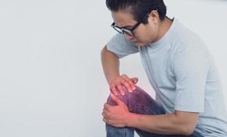 foto di un uomo asiatico con dolore al ginocchio