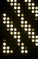 luci bianche circolari utilizzate per illuminare un concerto foto