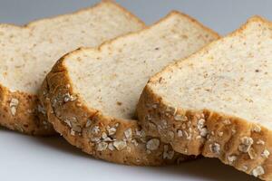 totale Grano pane isolato su bianca sfondo. fetta pane, fatto a partire dal 12 tipi di cereali, chiaramente ritrarre il struttura e Guarda delizioso. foto