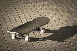 uno skateboard sulla strada foto