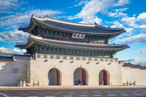 gwanghwamun, il cancello principale del palazzo gyeongbokgung a seoul, corea del sud foto