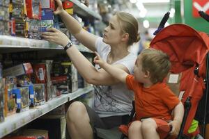 madre e figlio shopping per giocattoli foto