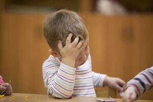 carino poco bambino nel scuola materna classe foto