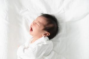 pianto neonato sul fasciatoio. foto
