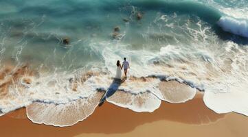 spiaggia coppia a piedi su romantico viaggio superiore Visualizza foto