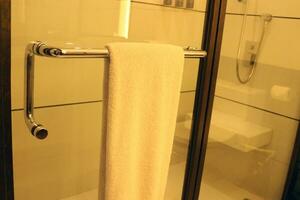 elegante bagno con asciugamani e specchio foto