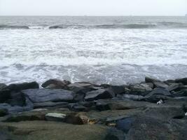 Visualizza di il onde e rocce su il spiaggia foto
