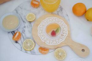 frutta gelatina con arancia succo, Limone e Kiwi su il tavolo foto
