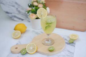 limonata con lime, menta e ghiaccio su un' bianca sfondo foto