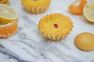 Limone tartellette con fresco limoni e mandarini. foto