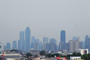 Visualizza di edifici coperto nel nebbia foto